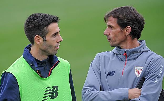 Susaeta y Ziganda conversan durante un entrenamiento.