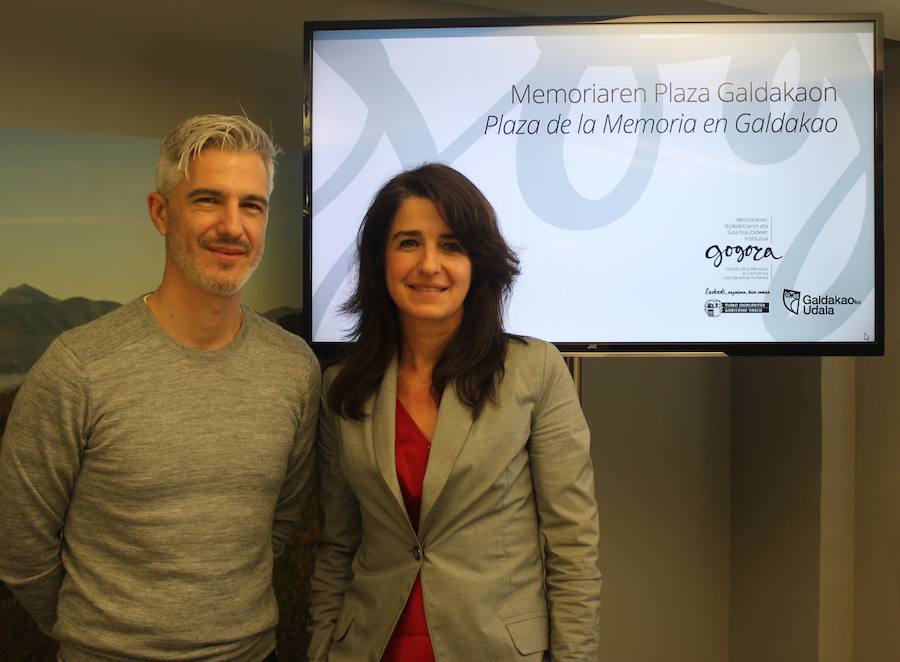 Ibon Uribe y Aintzane Ezenarro en la presentación. 