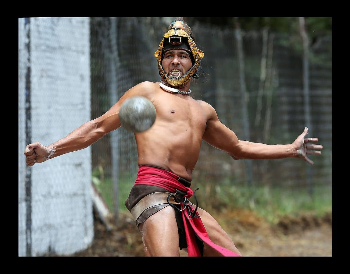 El juego de pelota mesoamericano era vertiginoso y brutal. Las lesiones solían ser comunes ya que se desarrollaba sobre canchas de piedra con una pelota de goma sólida, que medía entre 10 y 30 centímetros de diámetro y podía pesar más de 3 kilos. Las reglas no se conocen bien pero los equipos estaban compuestos por dos o tres hombres que se disputaban la pelota para introducirla en un anillo. Como el juego tenía a menudo un significado religioso, el capitán del equipo perdedor, o a veces todos los componentes, eran sacrificados a los dioses. En las imágenes, varios jugadores participan en el campeonato nacional, en Teotihuacán, cerca de la ciudad de México. 