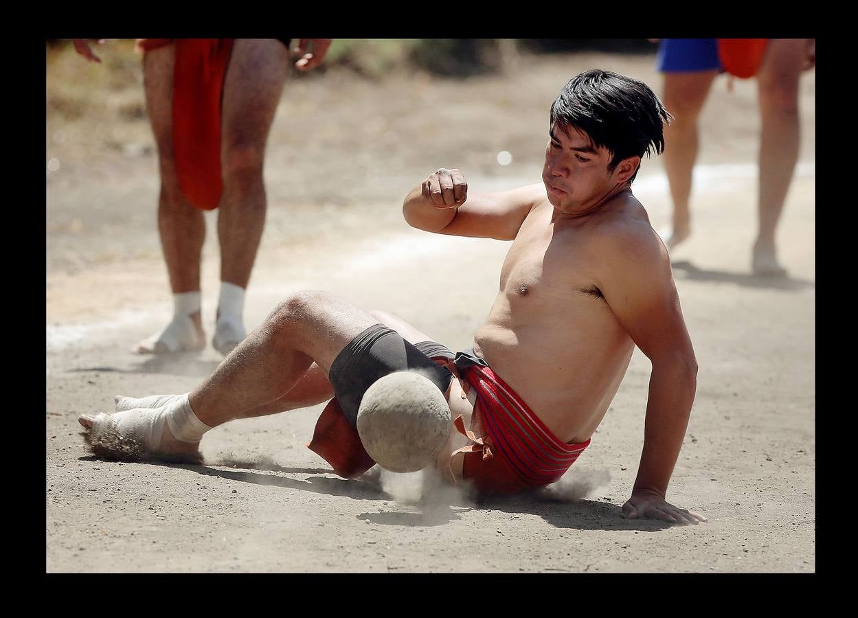 El juego de pelota mesoamericano era vertiginoso y brutal. Las lesiones solían ser comunes ya que se desarrollaba sobre canchas de piedra con una pelota de goma sólida, que medía entre 10 y 30 centímetros de diámetro y podía pesar más de 3 kilos. Las reglas no se conocen bien pero los equipos estaban compuestos por dos o tres hombres que se disputaban la pelota para introducirla en un anillo. Como el juego tenía a menudo un significado religioso, el capitán del equipo perdedor, o a veces todos los componentes, eran sacrificados a los dioses. En las imágenes, varios jugadores participan en el campeonato nacional, en Teotihuacán, cerca de la ciudad de México. 