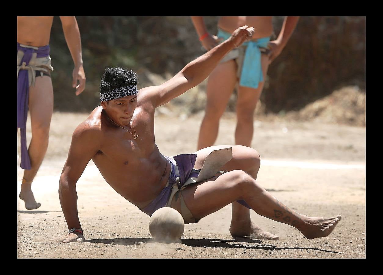 El juego de pelota mesoamericano era vertiginoso y brutal. Las lesiones solían ser comunes ya que se desarrollaba sobre canchas de piedra con una pelota de goma sólida, que medía entre 10 y 30 centímetros de diámetro y podía pesar más de 3 kilos. Las reglas no se conocen bien pero los equipos estaban compuestos por dos o tres hombres que se disputaban la pelota para introducirla en un anillo. Como el juego tenía a menudo un significado religioso, el capitán del equipo perdedor, o a veces todos los componentes, eran sacrificados a los dioses. En las imágenes, varios jugadores participan en el campeonato nacional, en Teotihuacán, cerca de la ciudad de México. 