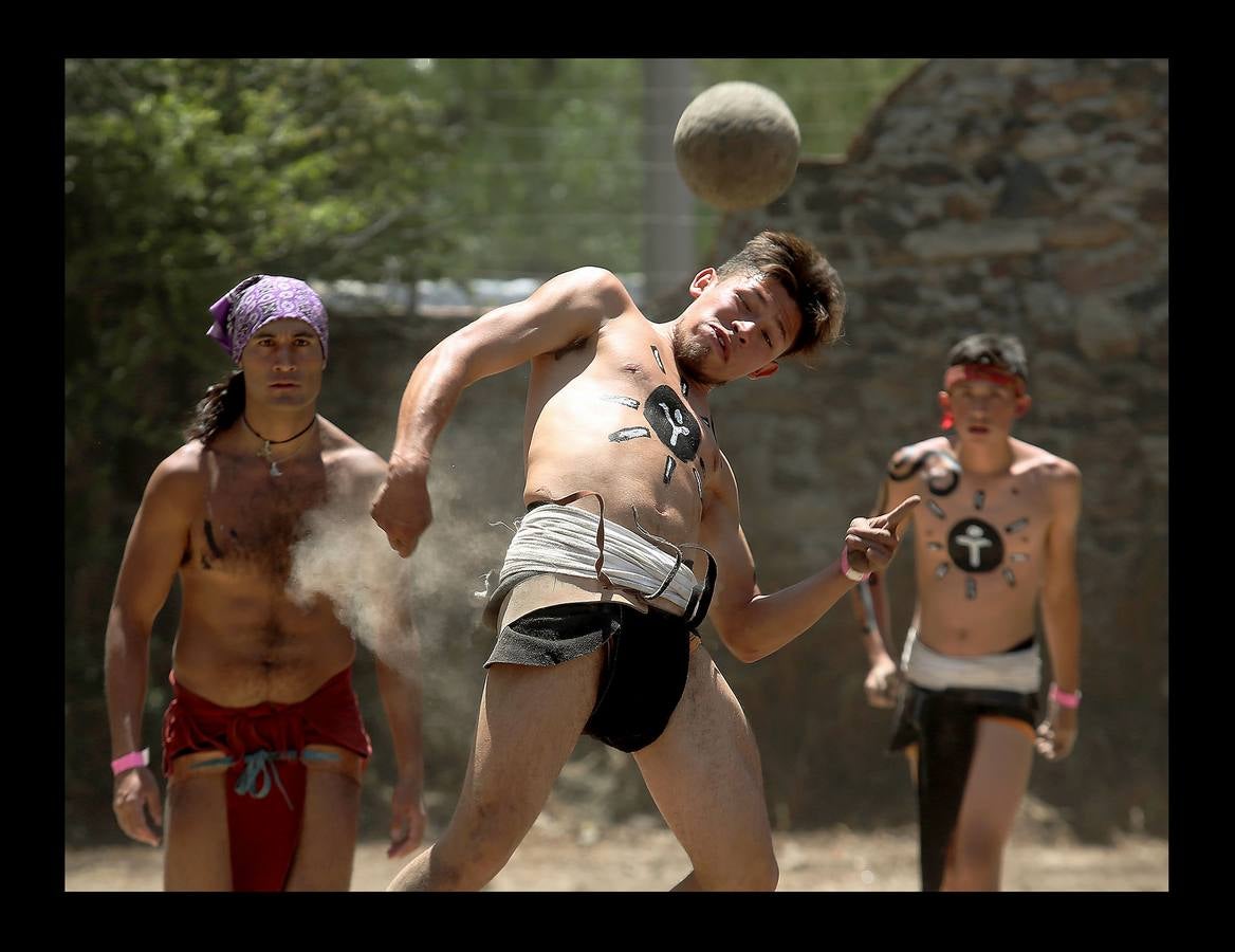 El juego de pelota mesoamericano era vertiginoso y brutal. Las lesiones solían ser comunes ya que se desarrollaba sobre canchas de piedra con una pelota de goma sólida, que medía entre 10 y 30 centímetros de diámetro y podía pesar más de 3 kilos. Las reglas no se conocen bien pero los equipos estaban compuestos por dos o tres hombres que se disputaban la pelota para introducirla en un anillo. Como el juego tenía a menudo un significado religioso, el capitán del equipo perdedor, o a veces todos los componentes, eran sacrificados a los dioses. En las imágenes, varios jugadores participan en el campeonato nacional, en Teotihuacán, cerca de la ciudad de México. 