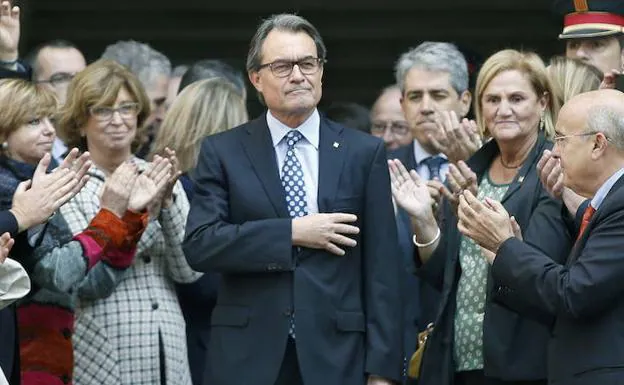 Artur Mas saluda a los cientos de personas ante el Tribunal Superior de Justicia de Cataluña. 