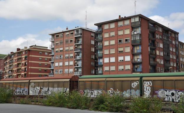 La plaza de vías acogía trenes en desuso. 