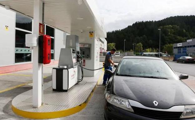 Un hombre reposta en una gasolinera de Bizkaia. 