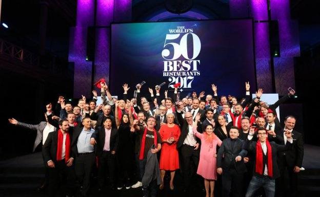 Los chefs de los 50 mejores restaurantes del mundo, en la gala de 2017, en Melbourne; en primera fila, Elena Arzak y Andoni Luis Aduriz.
