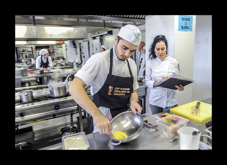 Fotos: Una docena de alumnos de distintas escuelas de Hostelería participan en Gamarra en la final autonómica de Euskoskills