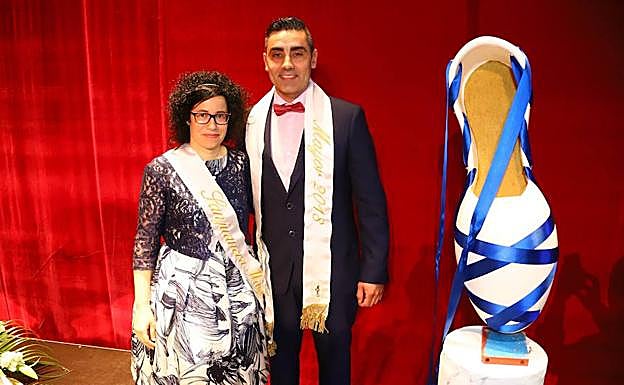 Elena Jiménez y David Solloa posan tras finalizar la gala en la que fueron nombrados sanjuaneros 2018.