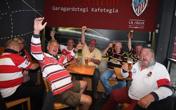 Aficionados disfrutan en un bar situado en las inmediaciones de San Mamés.