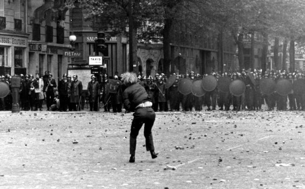 Un joven estudiante lanza piedras contra la Policía, en pleno centro de París.