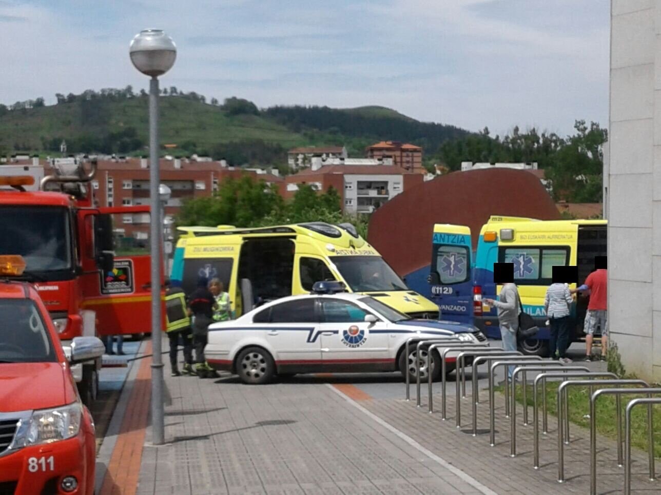 Los servicios de emergencia se han trasladado al polideportivo de Amurrio.