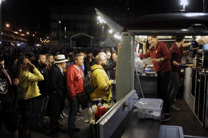 La noche de Bilbao se convirtió ayer en una enorme melé de vecinos y visitantes que querían disfrutar del ambiente de confraternización