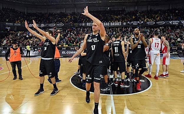 Hervelle y el resto de los hombres de negro saludan a la afición tras consumarse el descenso.