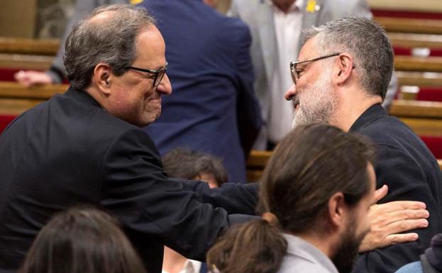 Quim Torra saluda al diputado de la CUP Carles Riera.