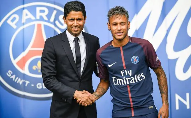 Al-Khelaifi y Neymar posando ante los medios