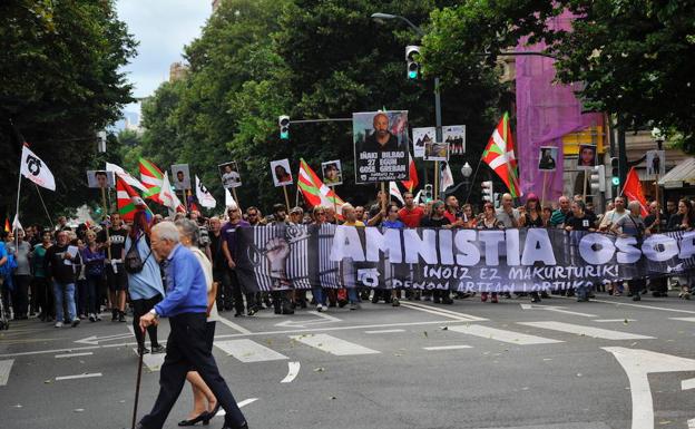 Miembros del colectivo ATA, en una manifestacion por las calles de Bilbao.