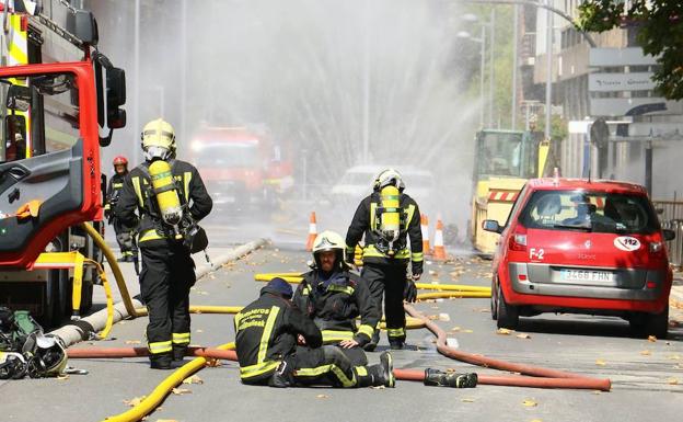 Los bomberos de Vitoria, durante una actuación en la capital vasca. 