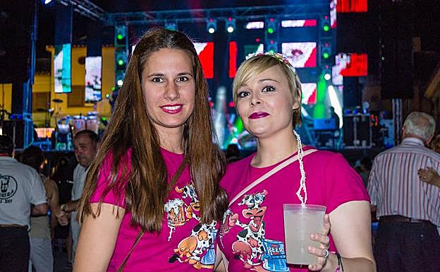 Con su amiga Gemma de Dios, el pasado verano en las fiestas de Tábara