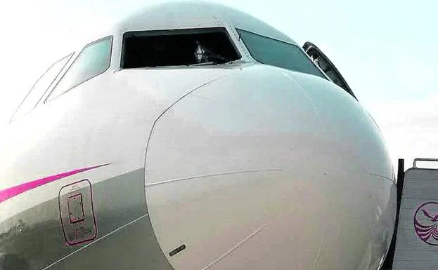 Vista exterior del avión, sin el parabrisas del copiloto. 