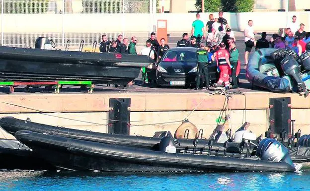 La lancha quedó amarrada en el puerto de Algeciras después de arrollar a otra embarcación en la playa de Getares.