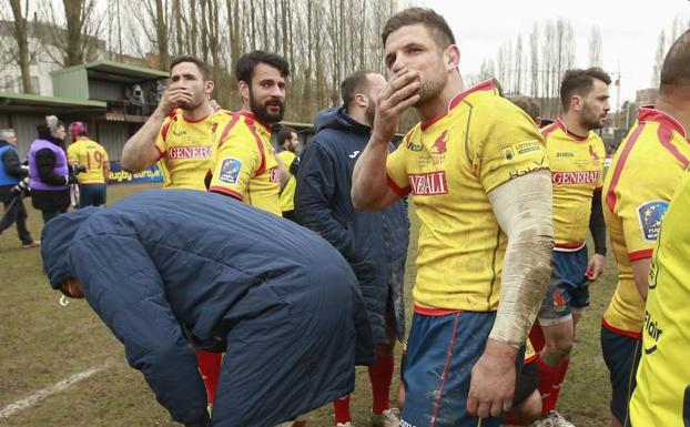 Los jugadores españoles, tras su polémica derrota en Bélgica.