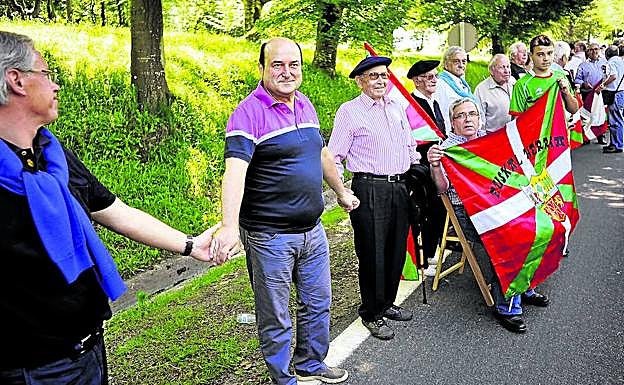 El presidente del PNV, Andoni Ortuzar, participó en la cadena humana entre Durango y Pamplona que GEDorganizó en 2014.