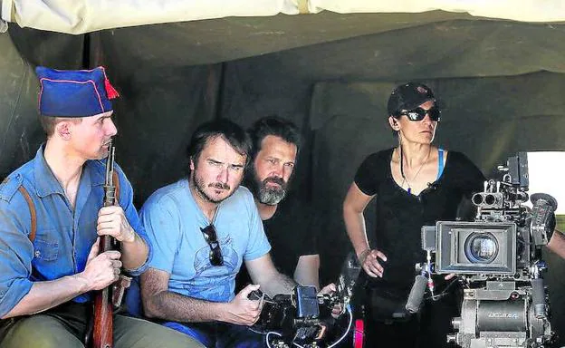 Los directores Aitor Arregi y Jose Mari Goenaga en Higuera de la Sierra, junto a otros miembros del equipo de 'La trinchera infinita'.