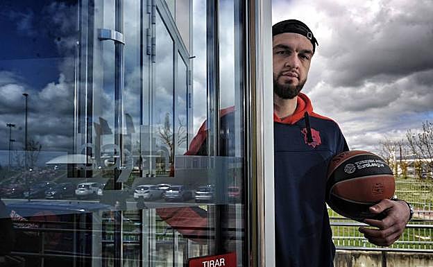 Vincent Poirier posa en una de las puertas del Bakh, con el reflejo del Buesa en el cristal.