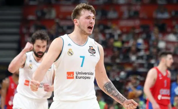 Luka Doncic, con Sergio Llull detrás, celebran la victoria ante el CSKA. 