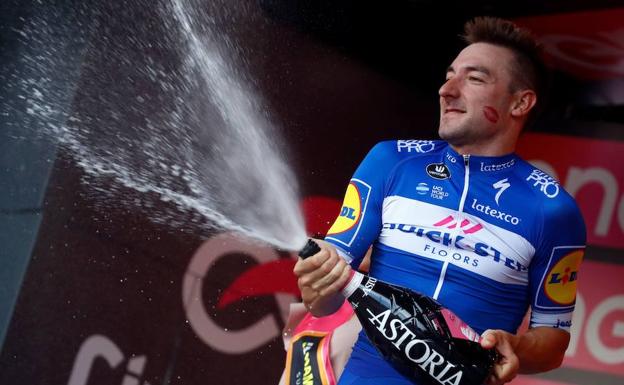 Viviani celebra su victoria en el podium.