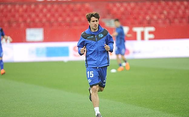 Bojan, durante el calentamiento del Alavés en Sevilla. 