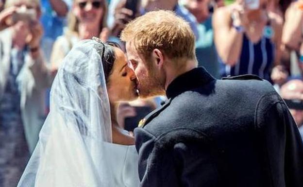 El beso entre el príncipe Harry y Meghan Markle.