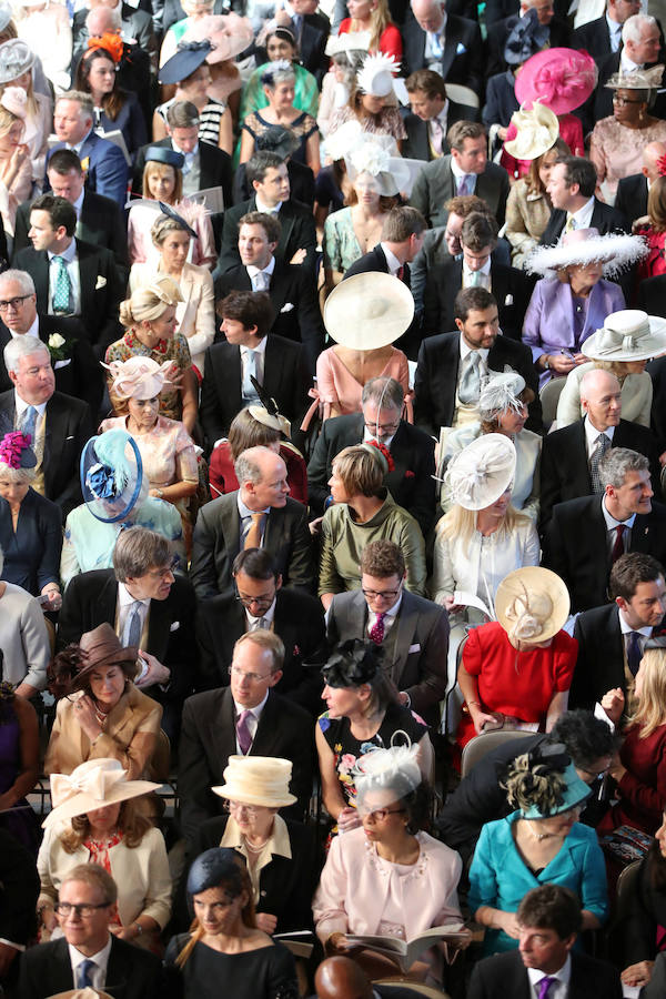 Los asistentes a la ceremonia esperan la llegada de la novia.