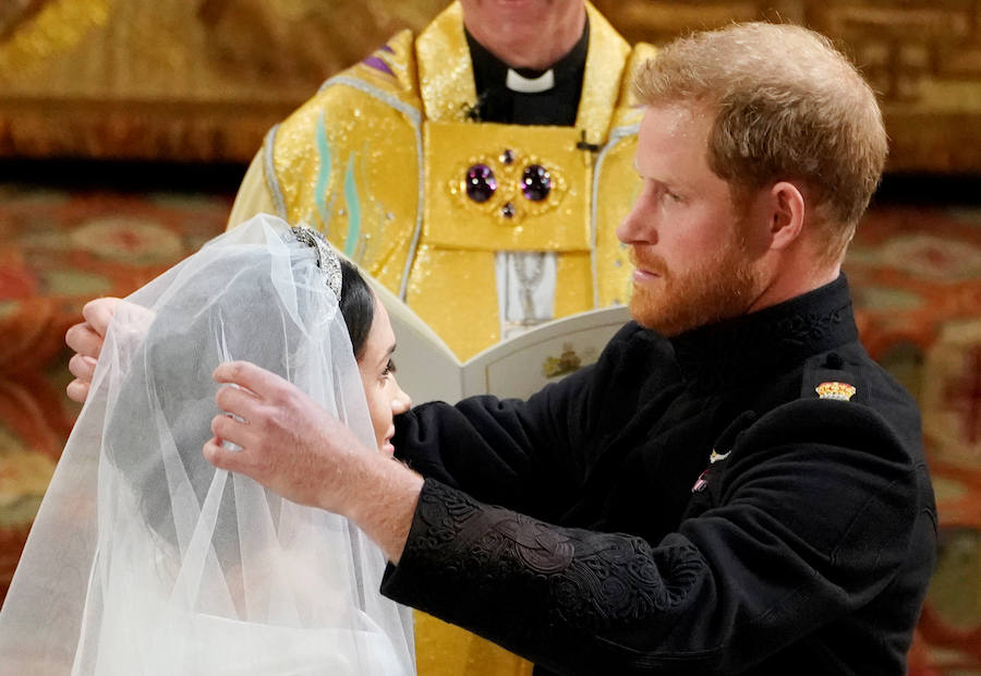 Harry retira el velo con cuidado a Meghan.