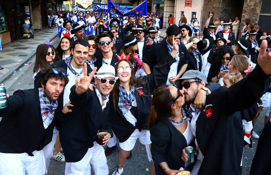 Los distintos colectivos han protagonizado otra edición del Gran Desfile del Blusa y Figuras Humorísticas donde no han parado de cantar y bailar en todo el recorrido.