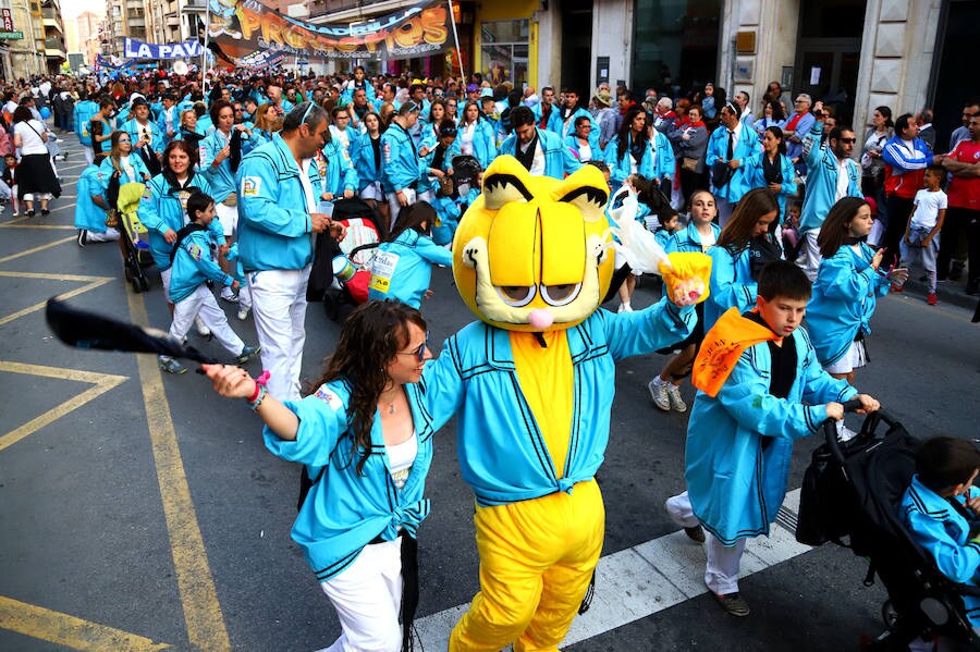 Los distintos colectivos han protagonizado otra edición del Gran Desfile del Blusa y Figuras Humorísticas donde no han parado de cantar y bailar en todo el recorrido.