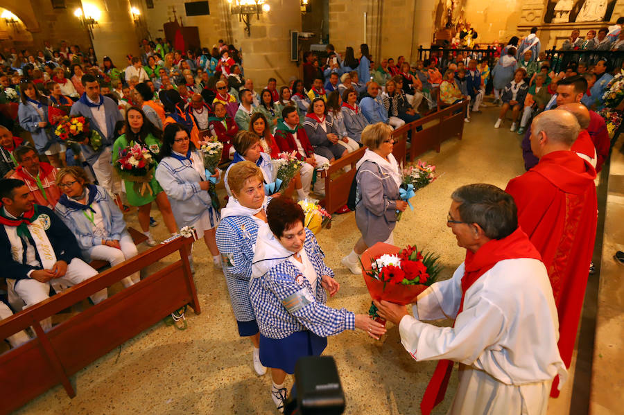 Los sanjuaneros han llenado la iglesia con motivo de la eucaristía que aunó la ofrenda floral con conmovedoras voces y lecturas