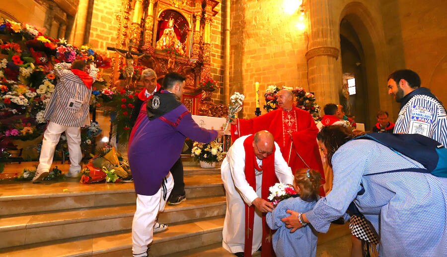 Los sanjuaneros han llenado la iglesia con motivo de la eucaristía que aunó la ofrenda floral con conmovedoras voces y lecturas