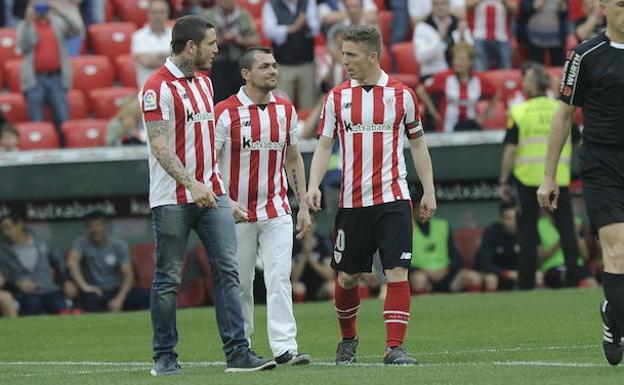 Kerman Lejarraga y Andoni Gago charlan con Iker Muniain.