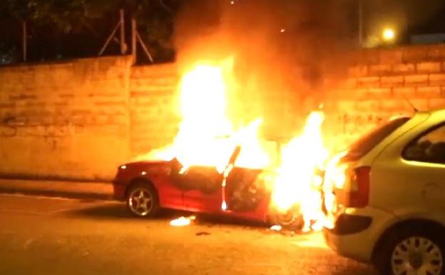 El coche es pasto de las llamas.