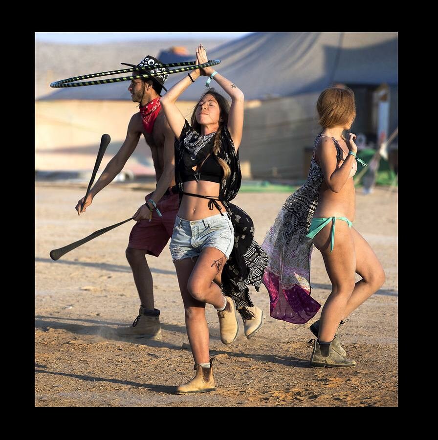 El festival Midburn es un evento artístico recreativo de cinco días de duración, que se celebra cada año en el desierto de Negev, al sur de Israel. El festival, una versión del «Burning Man» norteamericano que desde 2014 es un acontecimiento en el desierto de Nevada, atrae a miles de «burners» o quemadores, gentes que construirán piezas artísticas de expresión libre, para ser destruidas en el fuego el último día de la celebración. El evento se basa en el principio de «Participación». Quien asiste a él acampa en el desierto y es ciudadano de la efímera ciudad de Midburn donde la norma es la creatividad y la autoexpresión radical.