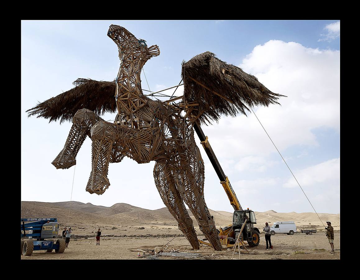 El festival Midburn es un evento artístico recreativo de cinco días de duración, que se celebra cada año en el desierto de Negev, al sur de Israel. El festival, una versión del «Burning Man» norteamericano que desde 2014 es un acontecimiento en el desierto de Nevada, atrae a miles de «burners» o quemadores, gentes que construirán piezas artísticas de expresión libre, para ser destruidas en el fuego el último día de la celebración. El evento se basa en el principio de «Participación». Quien asiste a él acampa en el desierto y es ciudadano de la efímera ciudad de Midburn donde la norma es la creatividad y la autoexpresión radical.