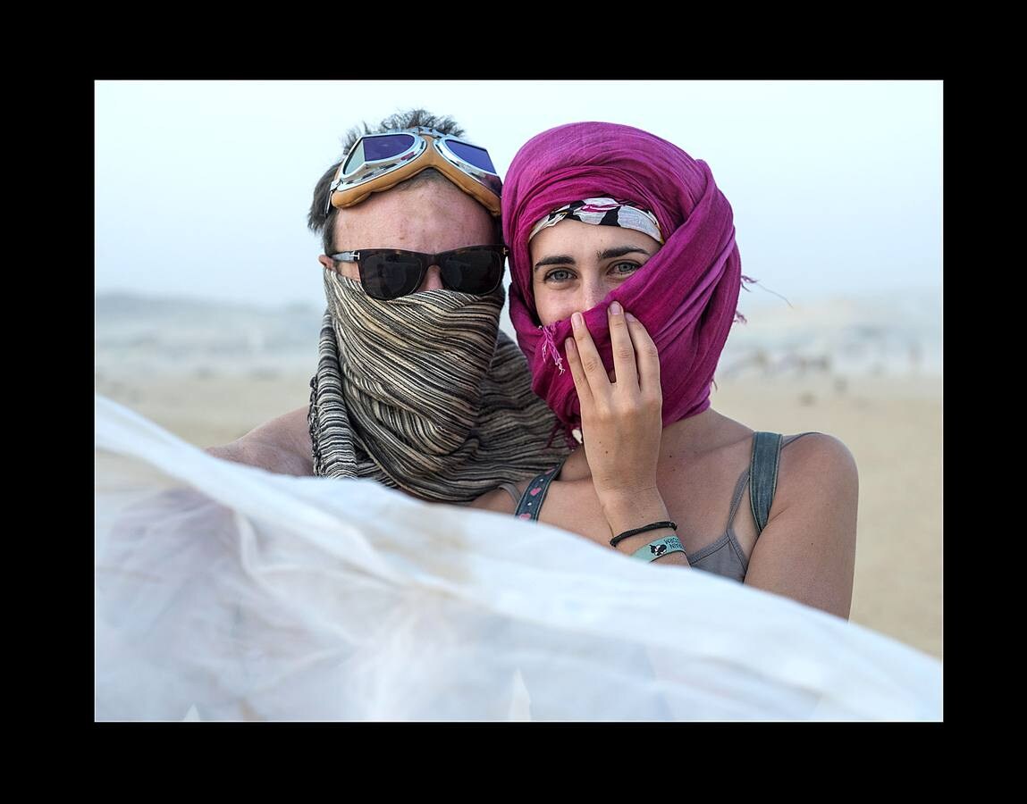 El festival Midburn es un evento artístico recreativo de cinco días de duración, que se celebra cada año en el desierto de Negev, al sur de Israel. El festival, una versión del «Burning Man» norteamericano que desde 2014 es un acontecimiento en el desierto de Nevada, atrae a miles de «burners» o quemadores, gentes que construirán piezas artísticas de expresión libre, para ser destruidas en el fuego el último día de la celebración. El evento se basa en el principio de «Participación». Quien asiste a él acampa en el desierto y es ciudadano de la efímera ciudad de Midburn donde la norma es la creatividad y la autoexpresión radical.