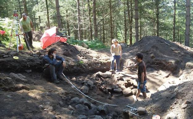 Javier Franco, a la derecha, dirige la excavación de una ferrería de monte.