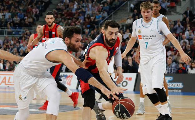 Shengelia disputa un balón con Fernández, ante la atenta mirada de Doncic. 