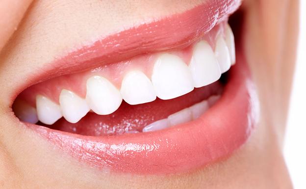 Cómo tener los dientes blancos: las mejores soluciones naturales para tener  la sonrisa perfecta
