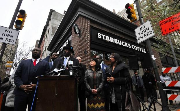 Concentración frente a un establecimiento de Starbucks.