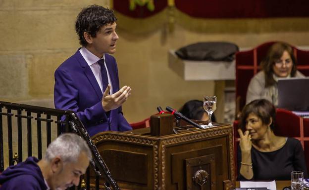 El diputado general de Bizkaia, en un pleno de control en las Juntas Generales. 