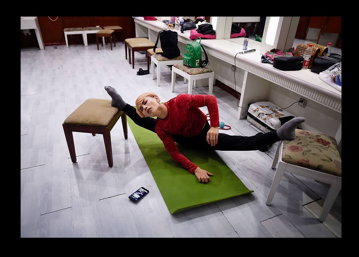 La popularidad del «Pole Dance», también conocido como baile de barra o barra americana, ha crecido extraordinariamente en los últimos años. En la actualidad es reconocido como una forma de arte escénico y de gimnasia aeróbica y anaeróbica que se practica en escuelas de gimnasia de todo el mundo. En 2005 se celebró el primer campeonato mundial de Pole Dance en Amsterdam. La World Pole Federation, que aglutina a más de 40 países, eligió este año como escenario de la competición la ciudad china de Tianjin, donde están tomadas las fotografías.