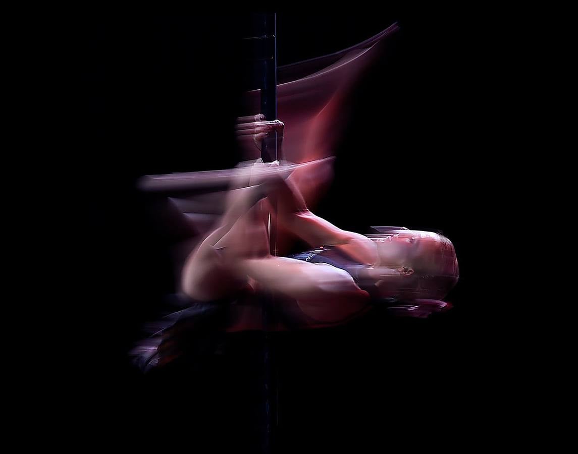 La popularidad del «Pole Dance», también conocido como baile de barra o barra americana, ha crecido extraordinariamente en los últimos años. En la actualidad es reconocido como una forma de arte escénico y de gimnasia aeróbica y anaeróbica que se practica en escuelas de gimnasia de todo el mundo. En 2005 se celebró el primer campeonato mundial de Pole Dance en Amsterdam. La World Pole Federation, que aglutina a más de 40 países, eligió este año como escenario de la competición la ciudad china de Tianjin, donde están tomadas las fotografías.